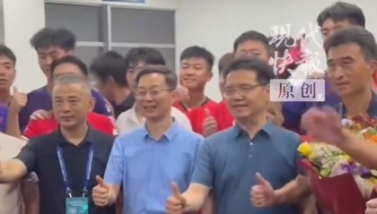 pp电子APP-获赛季首球+首胜！赛后常州市委书记、市长送花祝贺常州队