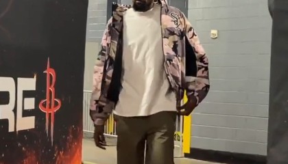 pp电子APP-此前三连败！杜兰特潇洒入场 头戴時髦毛帽&amp;身穿撞色拉链夹克敞怀